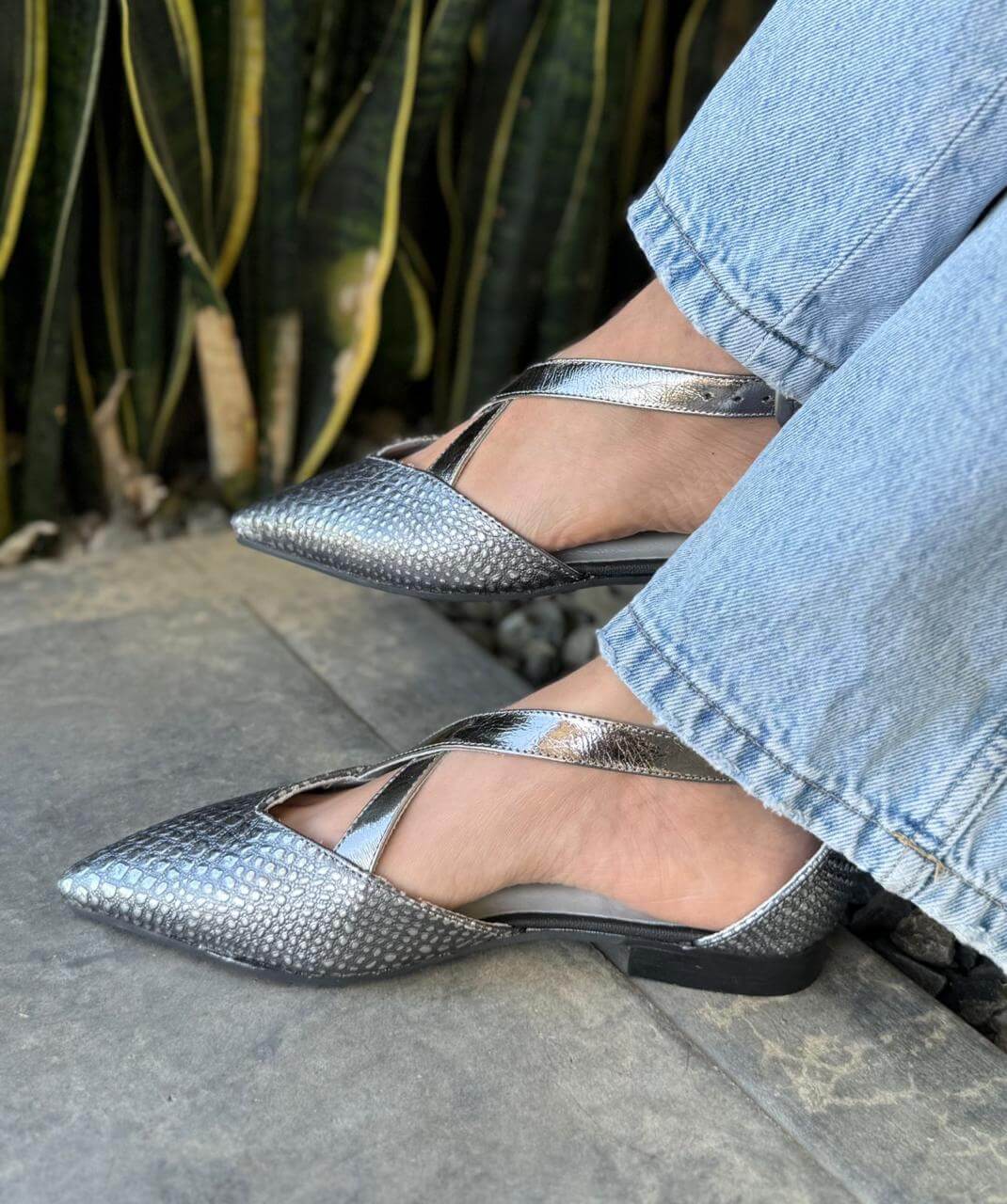 Baletas correa cruzada cuero plomo plata