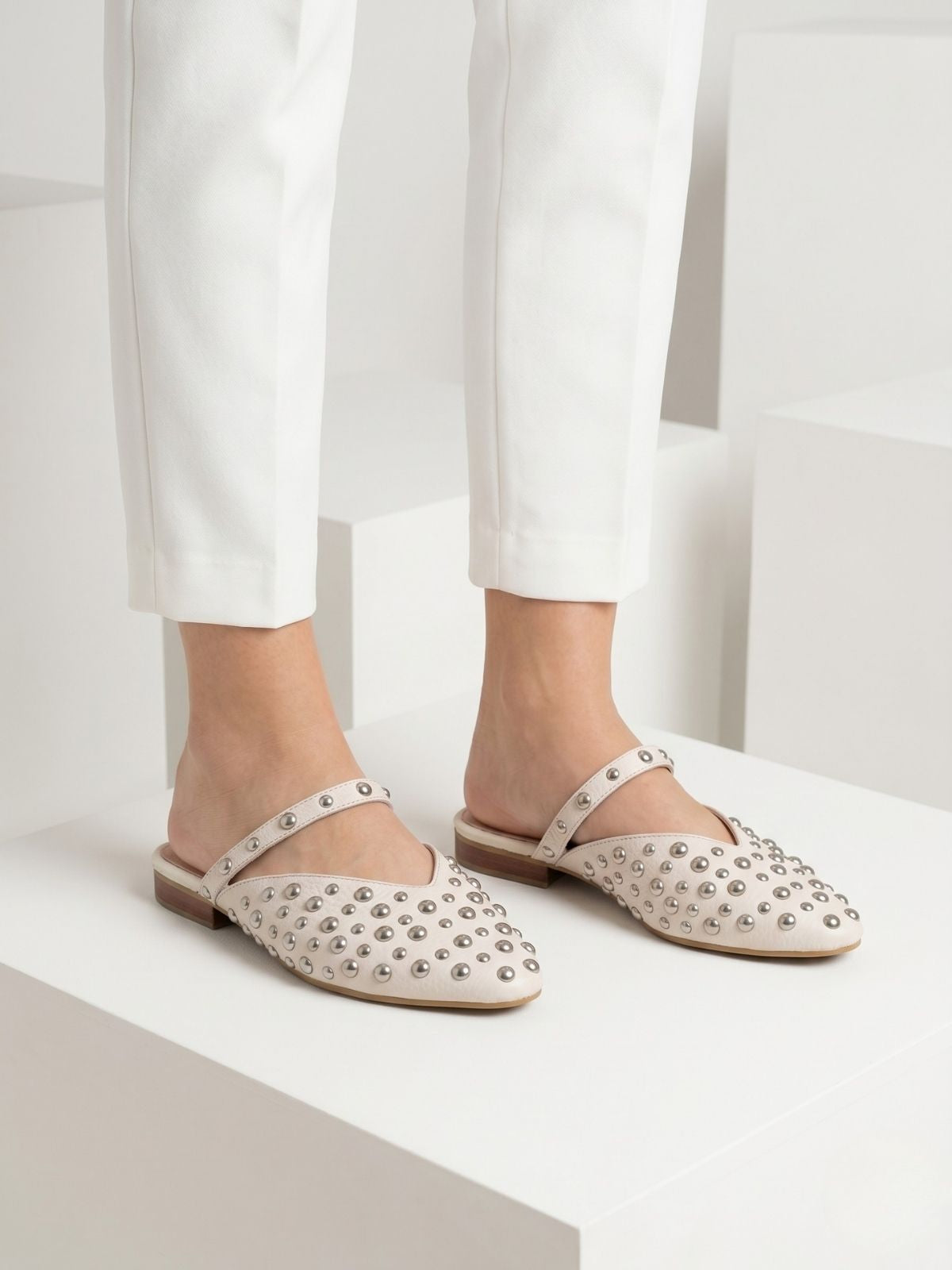 Baletas color hueso con correa y taches estilo elegante urbano para mujer
