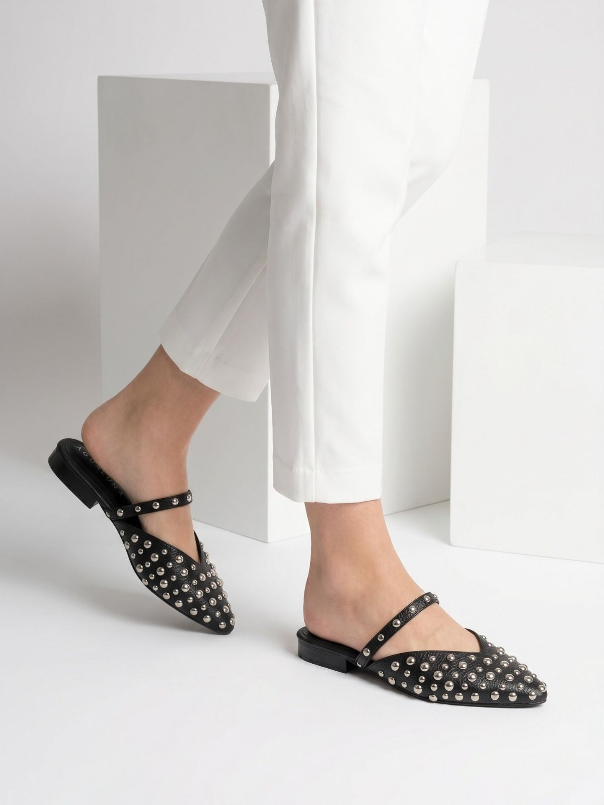 Baletas negras con correa y taches estilo elegante urbano para mujer