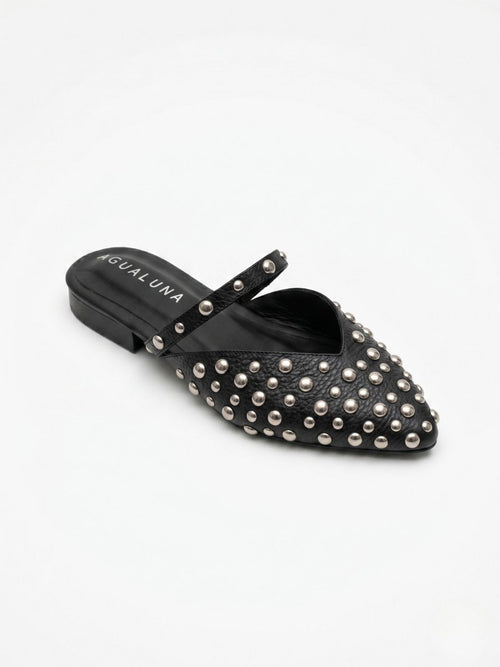 Baletas color negro con taches estilo premium casual chic