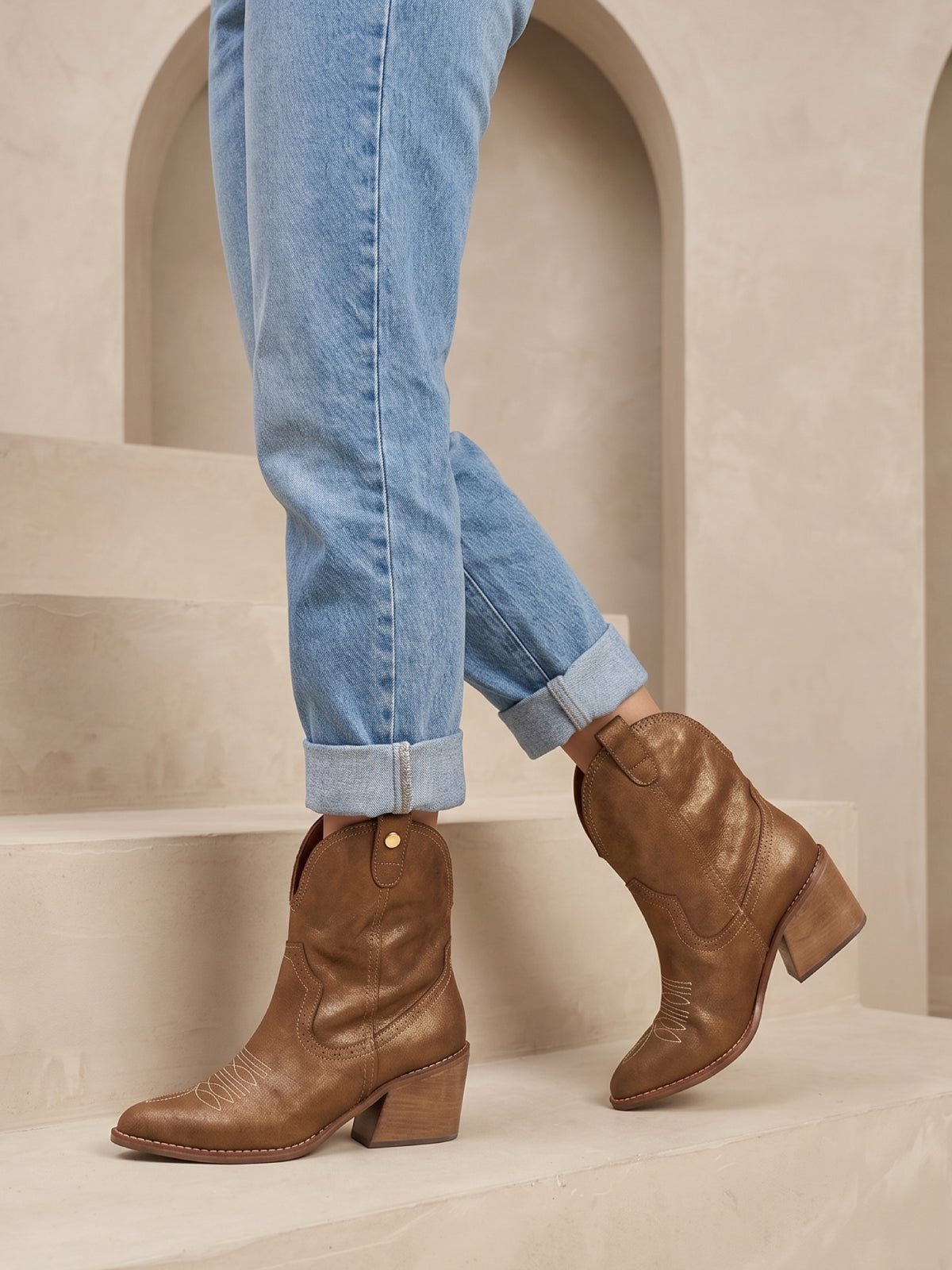 Botines caña alta en carnaza encerada color bronce con inspiración western y diseño sofisticado para mujer