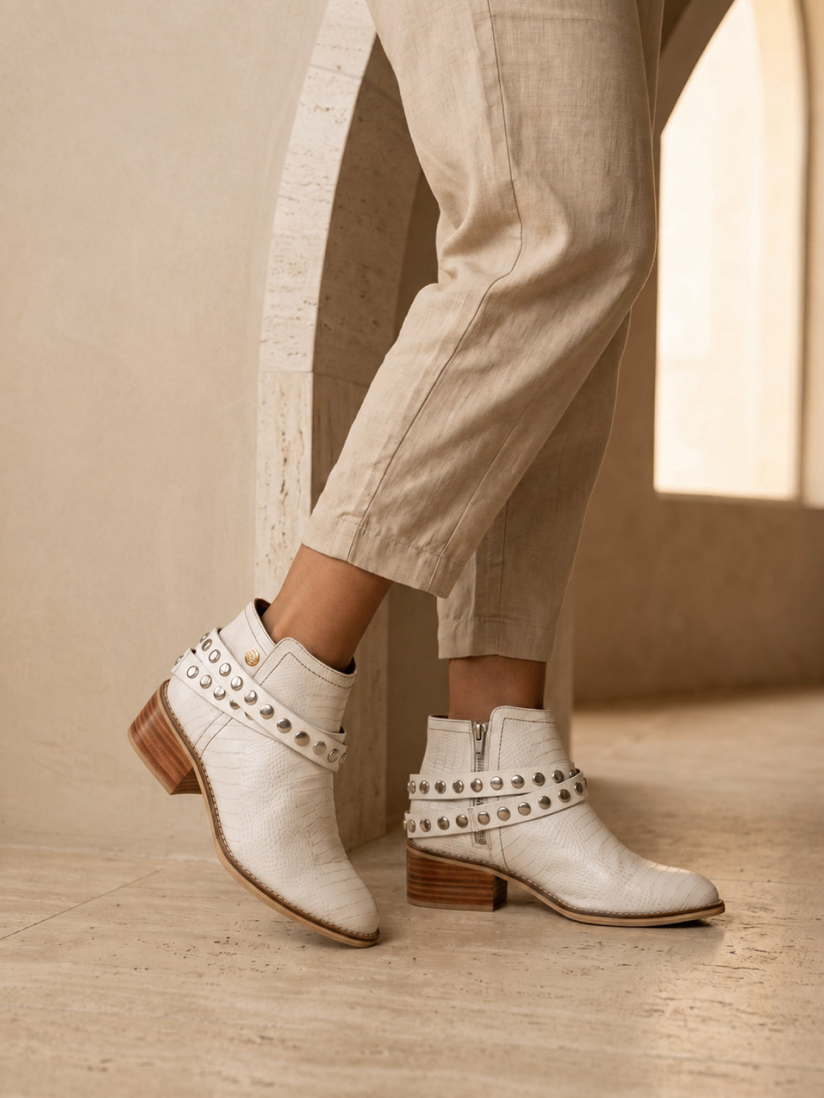 Botines de cuero con correas para mujer color hueso modelo Bruselas