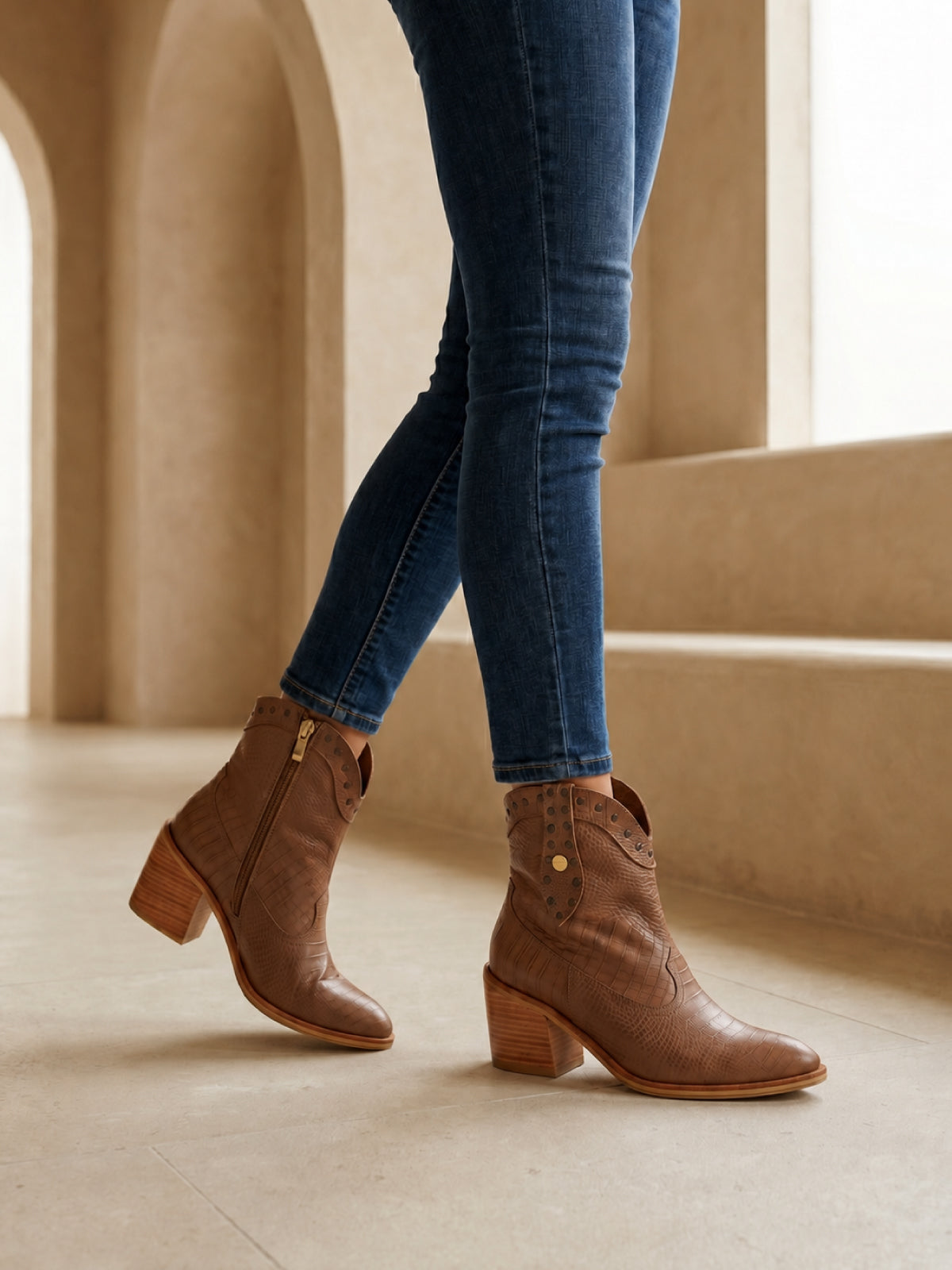 Botines caña alta Mali color miel elaborados en cuero con diseño elegante para mujer