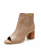 Botines capuchino de punta despuntada ideales para looks boho, urbanos y modernos