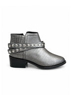 Botines plomo con correas y herrajes metálicos ideales para looks urbanos y modernos