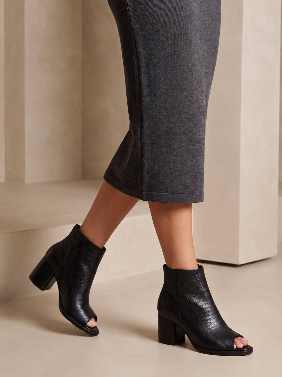 Botines despuntados color negro elaborados en cuero premium con diseño elegante para mujer