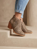 Botines Italy Taches color taupe con diseño elegante y urbano para mujer