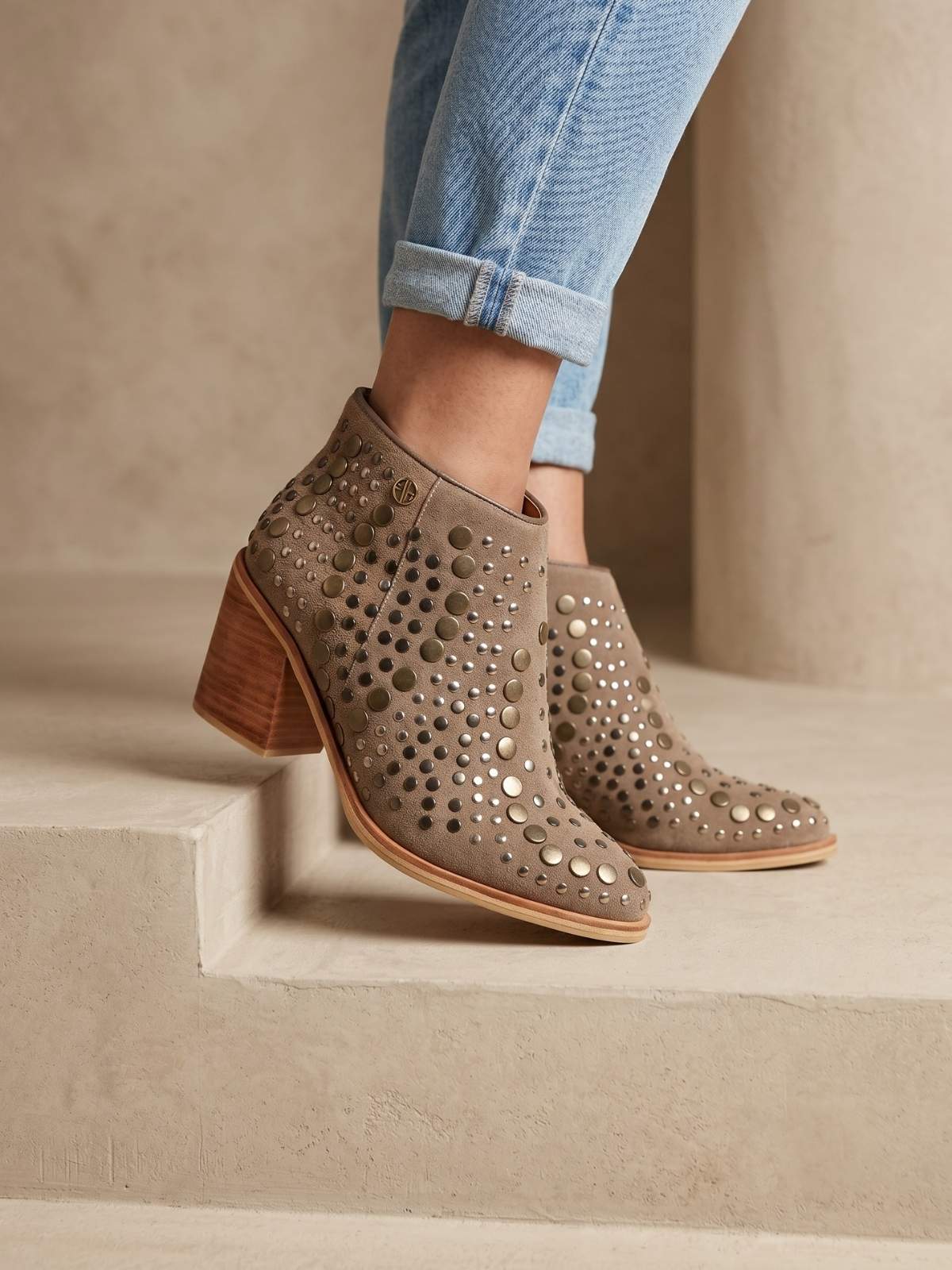 Botines Italy Taches color taupe con diseño elegante y urbano para mujer