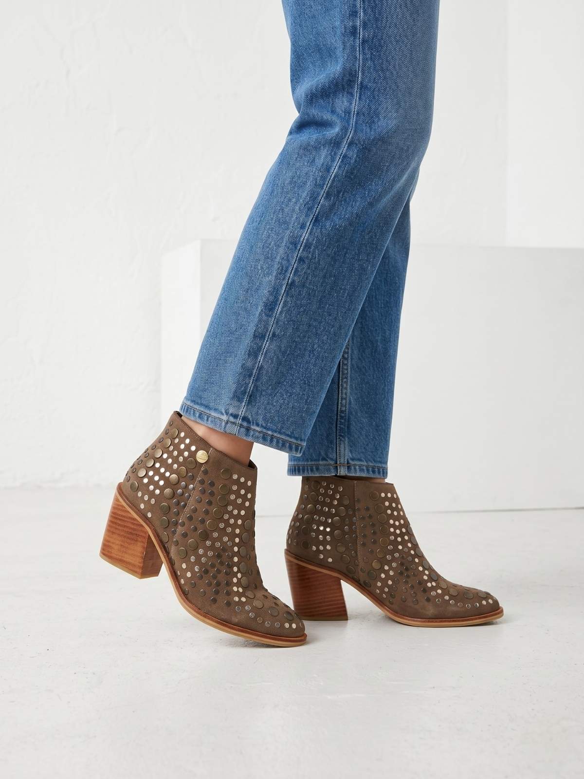 Botines Italy Taches color taupe con diseño elegante y urbano para mujer