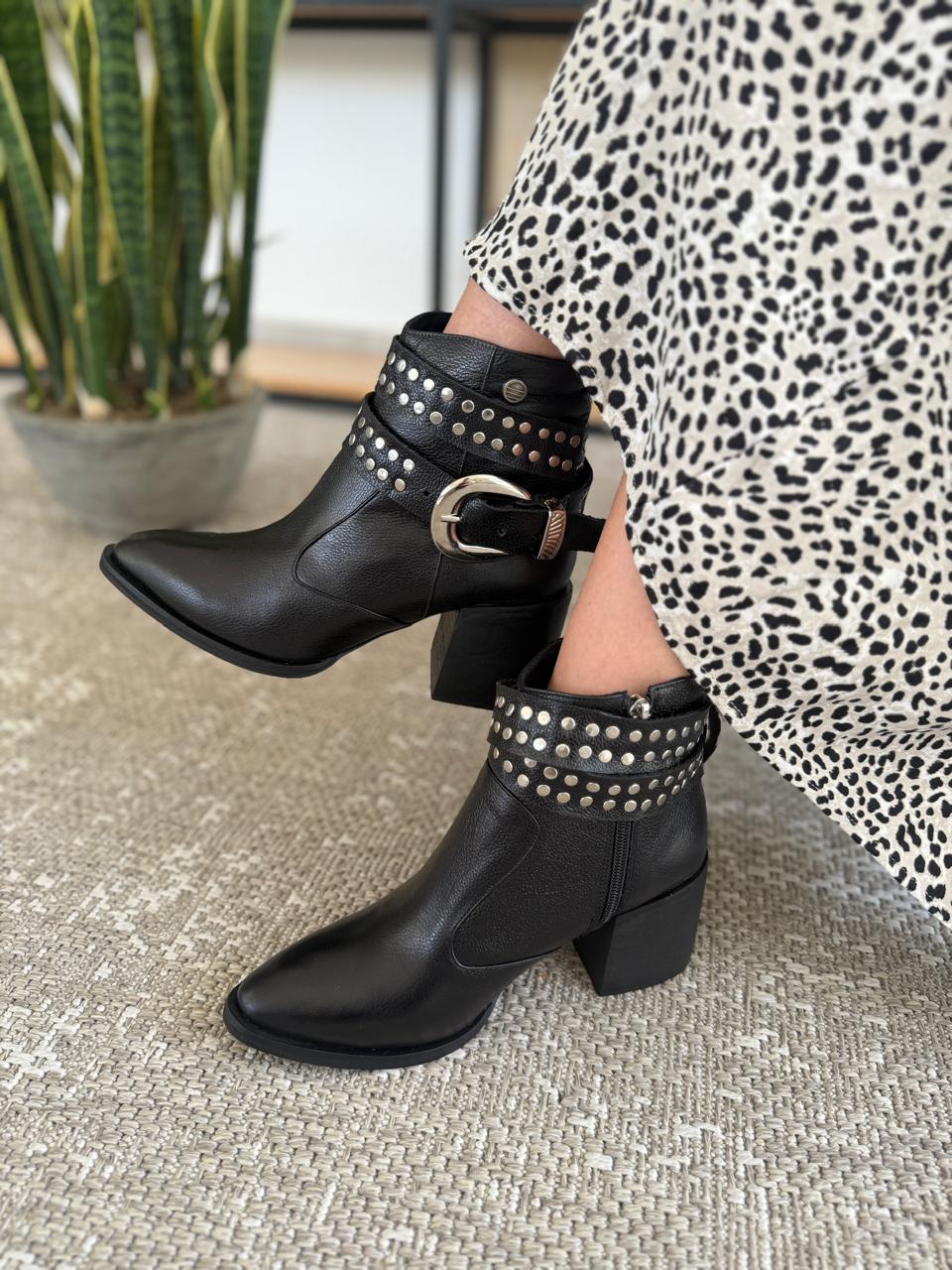 Botines 5 1/2 Hebilla Taches Venecia Negro