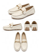 Mocasines tipo driver Amalfi color hueso para mujer, con costuras decorativas, aplique metálico y estilo casual sofisticado.