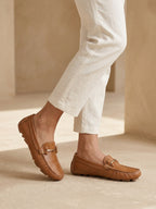 Zapatos tipo driver color miel para mujer, modelo Amalfi, con detalles enchazados y diseño cómodo para uso diario.