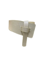 Fajón de 8 cm color dorado con diseño elegante para realzar looks femeninos sofisticados