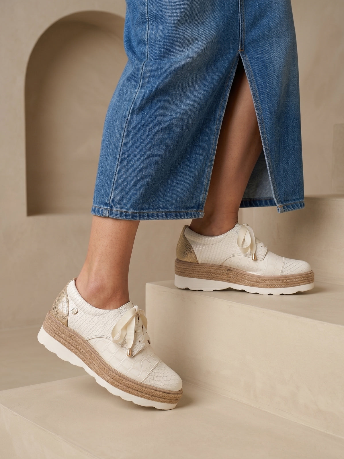 Mocasines Valeria Coquito color hueso y dorado con diseño elegante y confortable para mujer