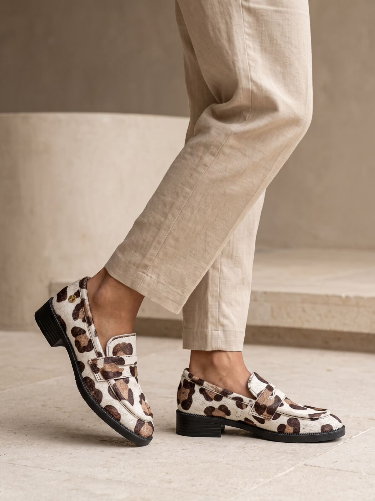 Mocasines Malta con estampado animal print, zapatos femeninos de estilo moderno y versátil para outfits casuales y sofisticados.