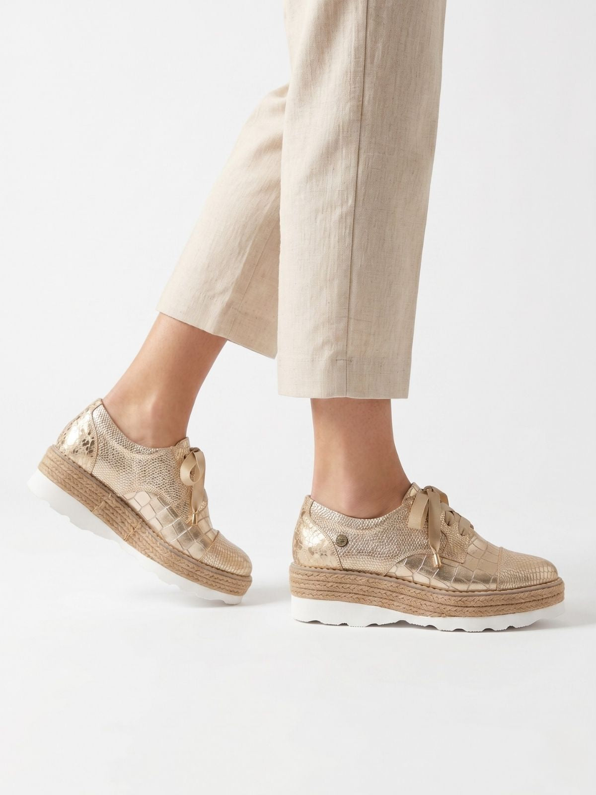 Mocasines Valeria Coquito dorado con diseño elegante y sofisticado para mujer