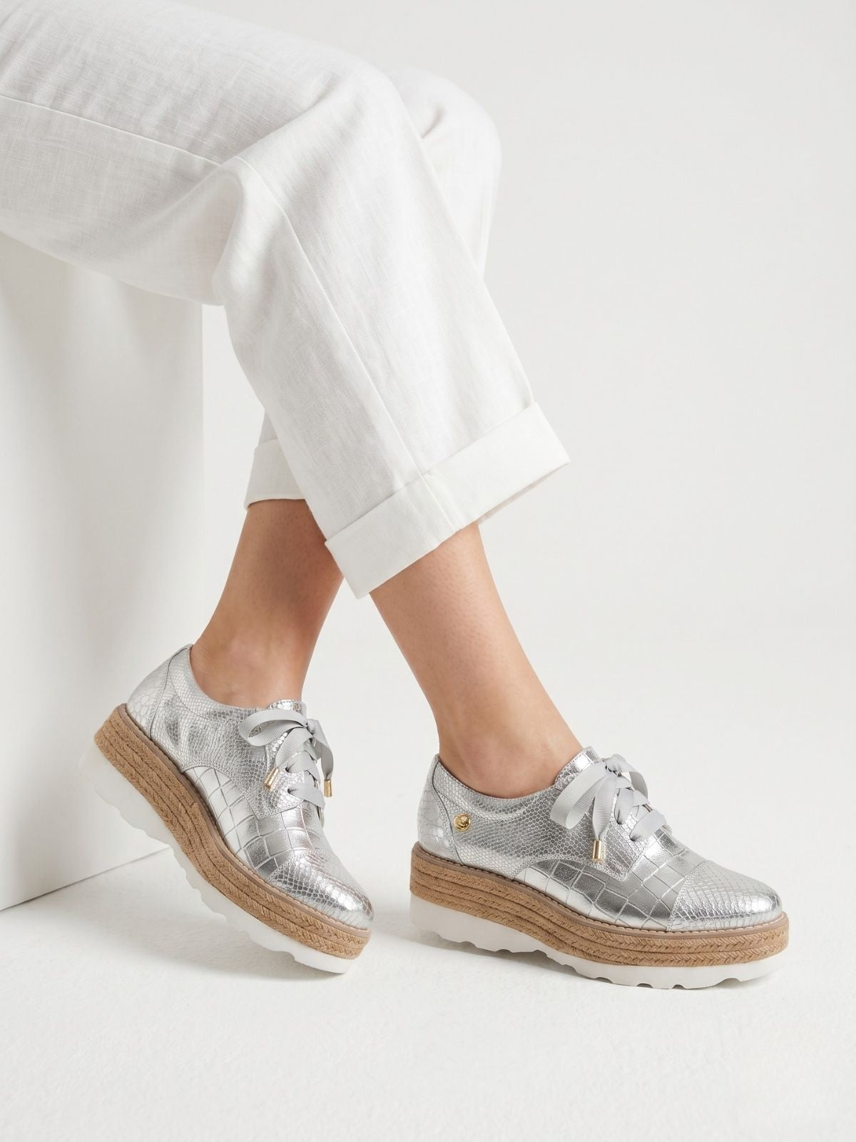 Mocasines Valeria Coquito color plata con diseño elegante y urbano para mujer