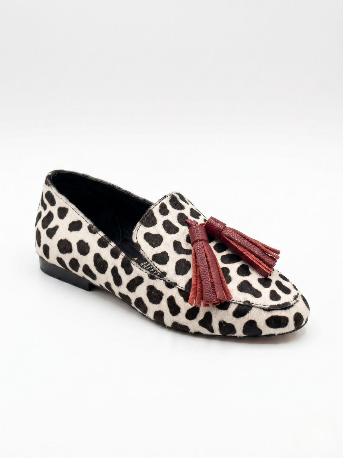 Mocasines vinotinto con pompones estilo premium chic y sofisticado