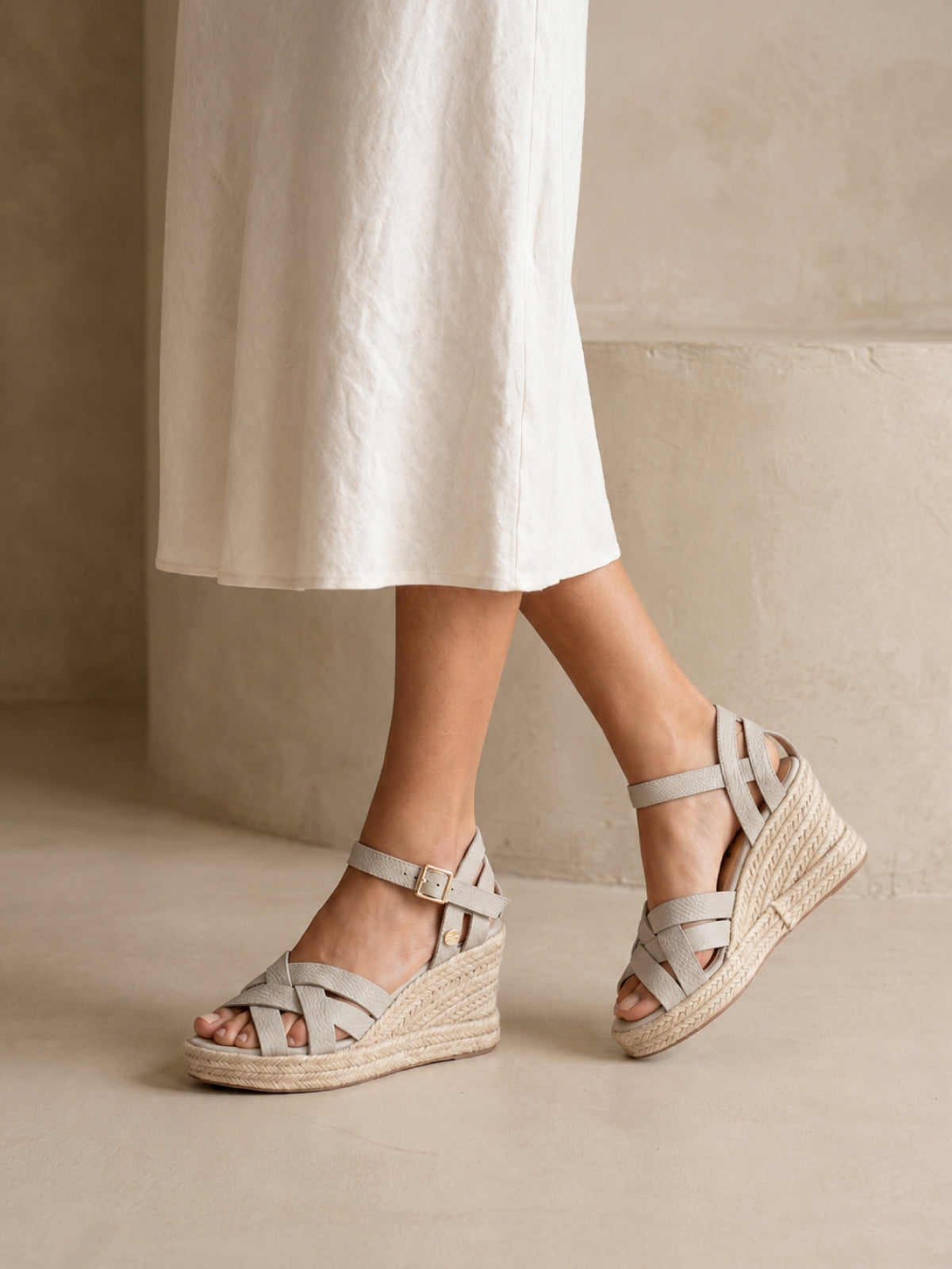 Plataformas Milagros color gris con diseño cómodo, moderno y elegante para mujer