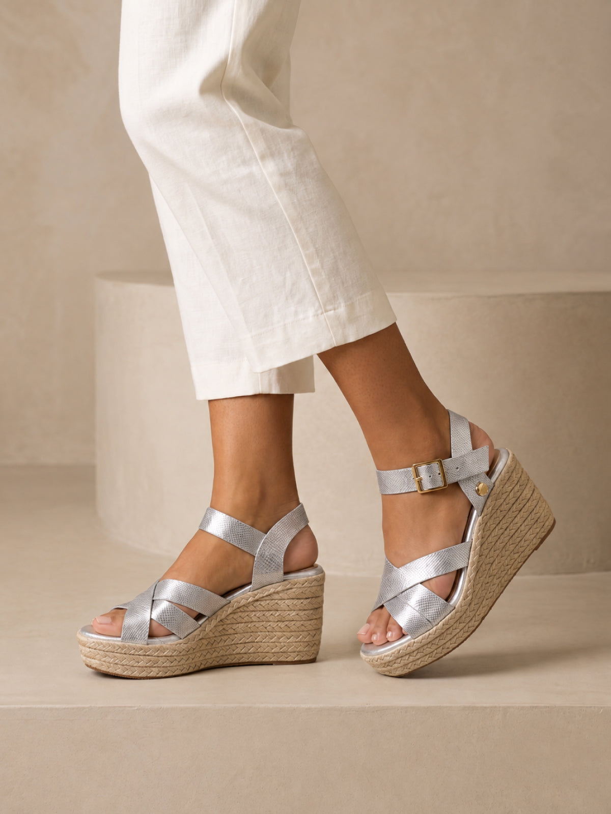 Plataformas de yute en cuero color aurora plata para mujer