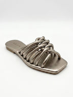 Sandalias planas Sabrina bronce con diseño casual luxury moderno