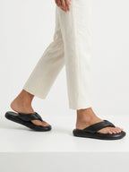 Sandalias planas en cuero Cristal color negro con diseño elegante y urbano para mujer
