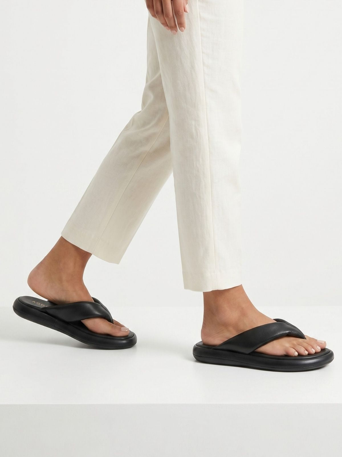 Sandalias planas en cuero Cristal color negro con diseño elegante y urbano para mujer