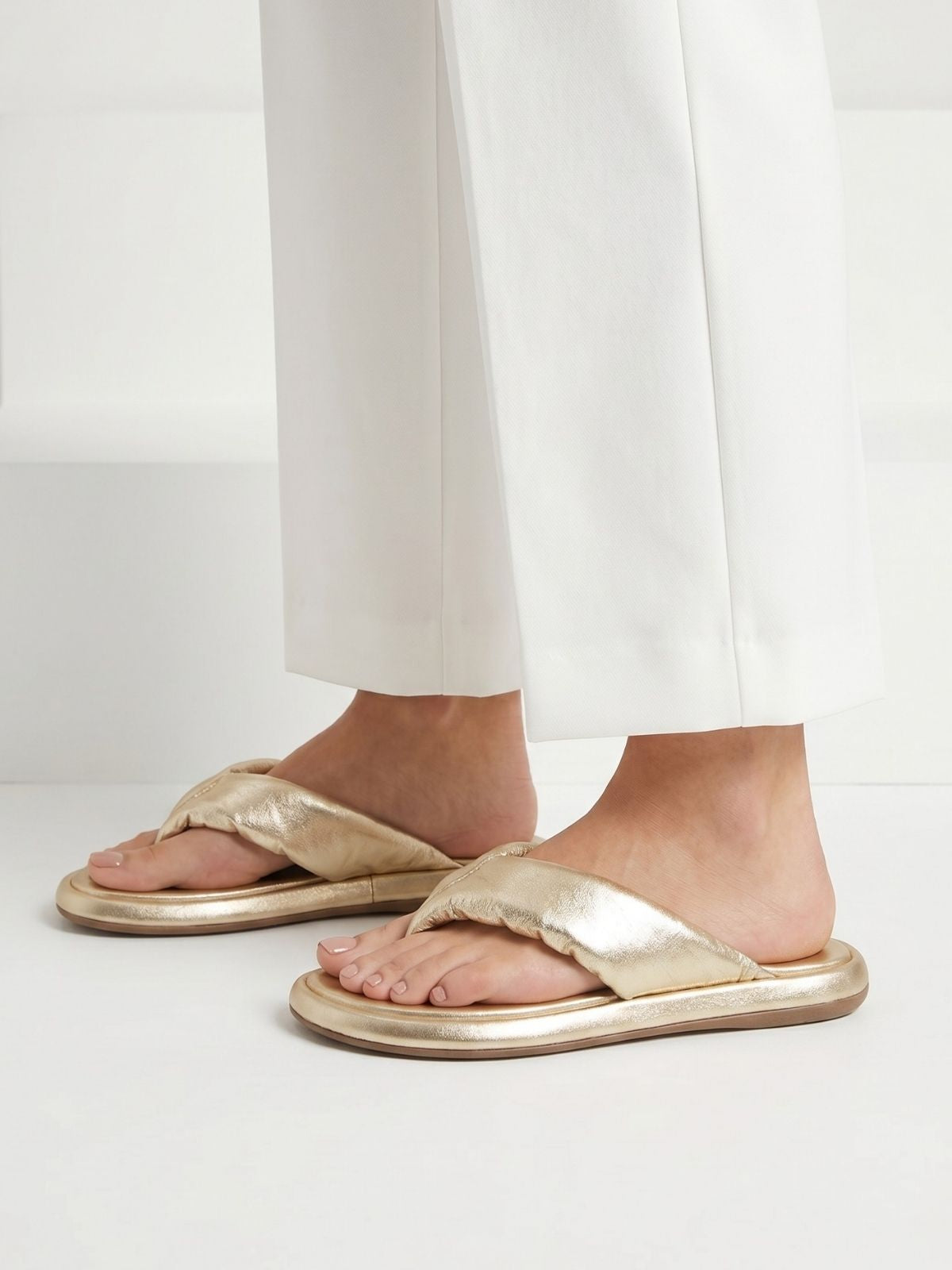 Sandalias planas en cuero Cristal dorado con diseño elegante y glamuroso para mujer