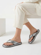Sandalias planas en cuero Cristal color plomo con diseño elegante y moderno para mujer