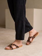 Sandalias Planas Cuero Lara para mujer con tiras entrelazadas y detalle circular central