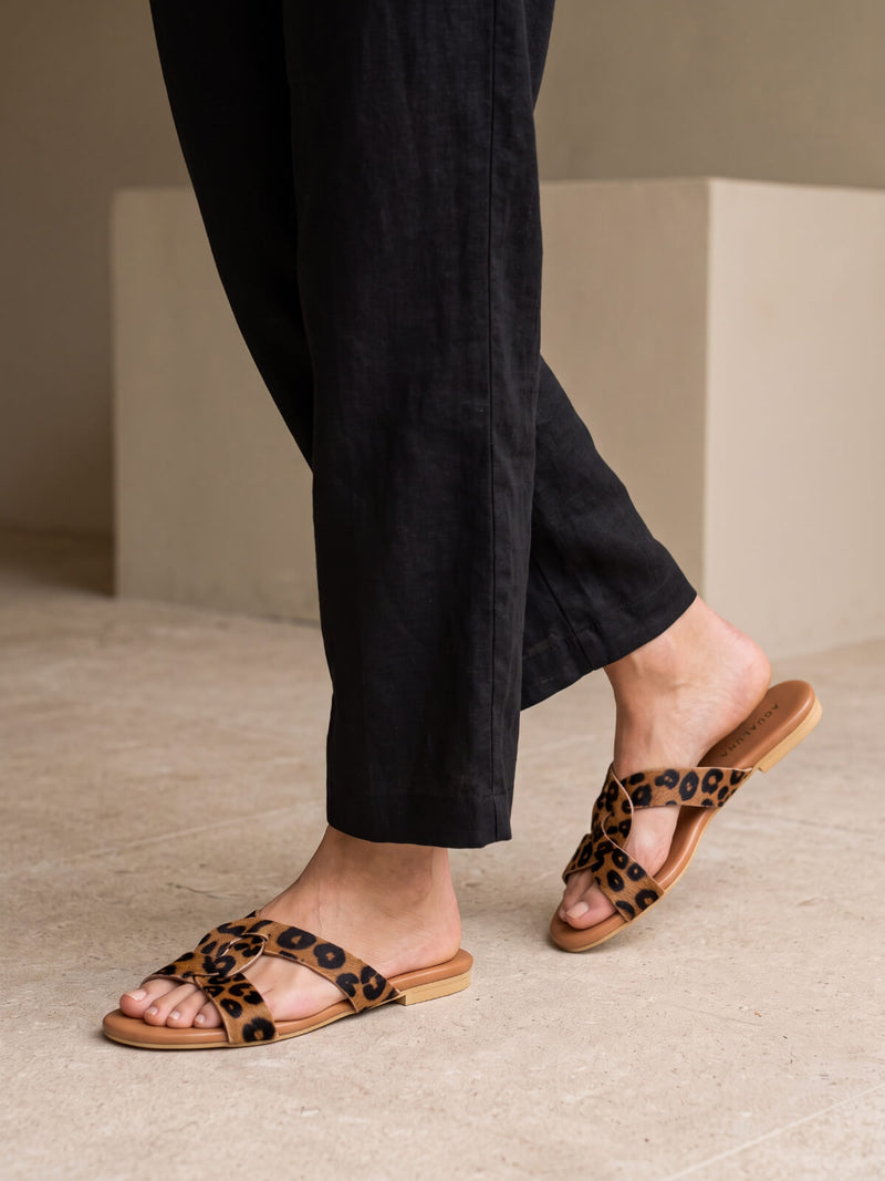 Sandalias Planas Cuero Lara para mujer con tiras entrelazadas y detalle circular central