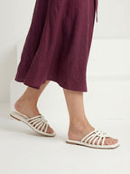 Sandalias planas en cuero Sabrina color blanca con diseño elegante y glamuroso para mujer