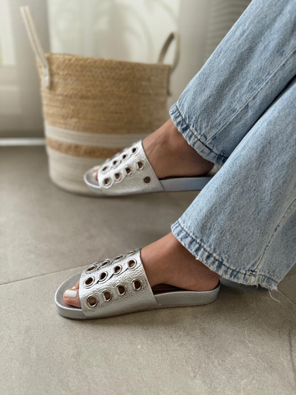 Sandalias Planas Cuero Carlota Plata