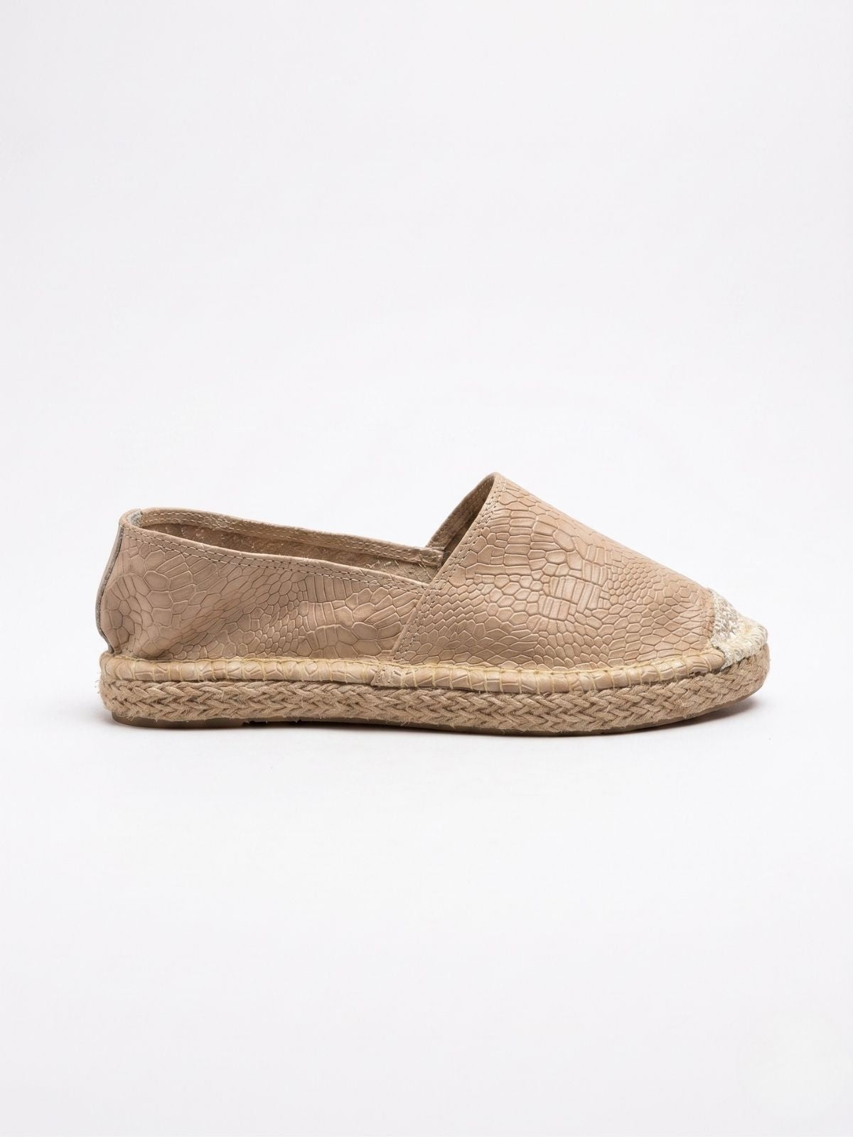Spadrilas en cuero escama color capuchino con diseño elegante y natural para mujer