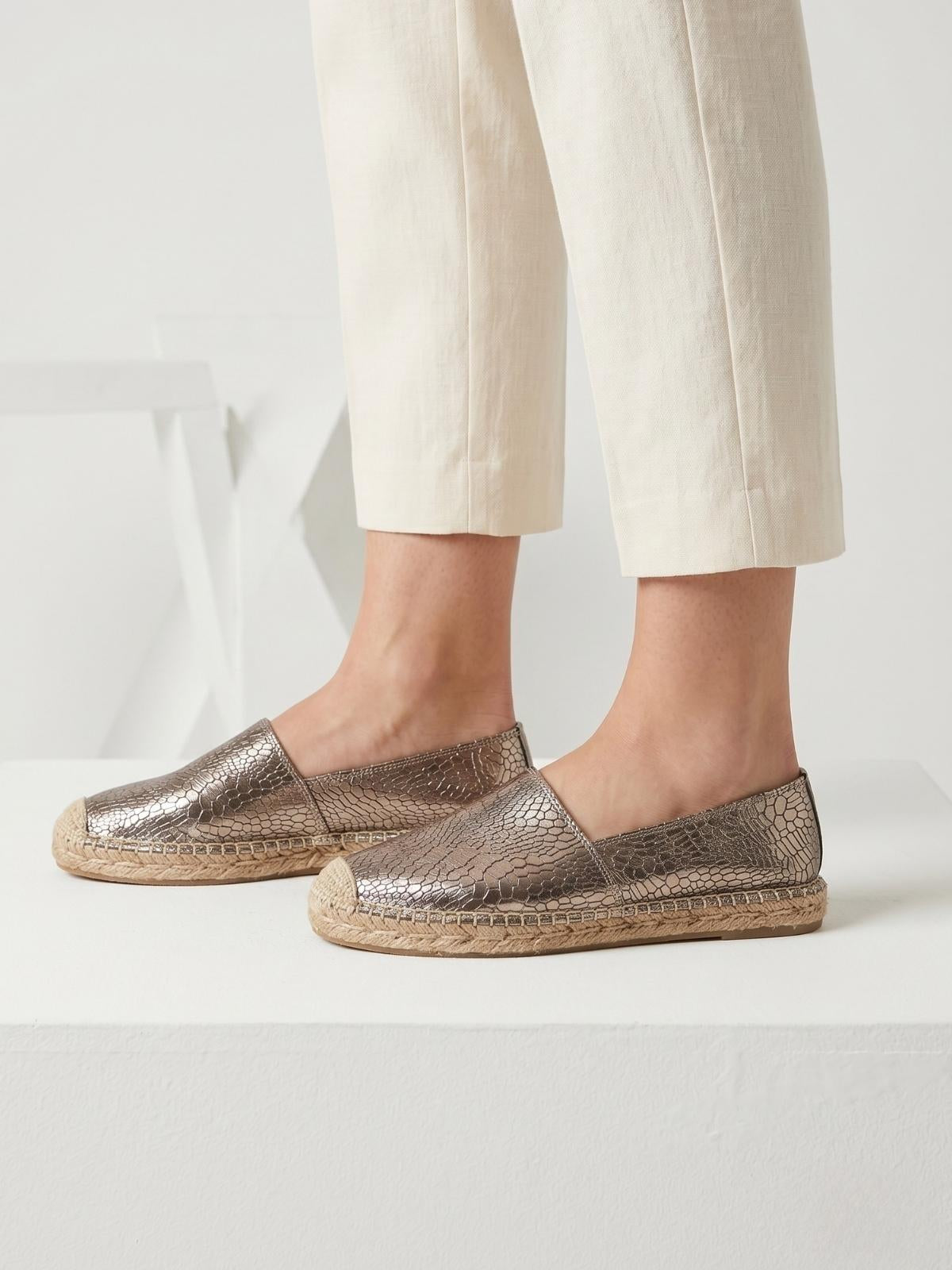 Spadrilas en cuero escama color bronce con diseño elegante y glamuroso para mujer