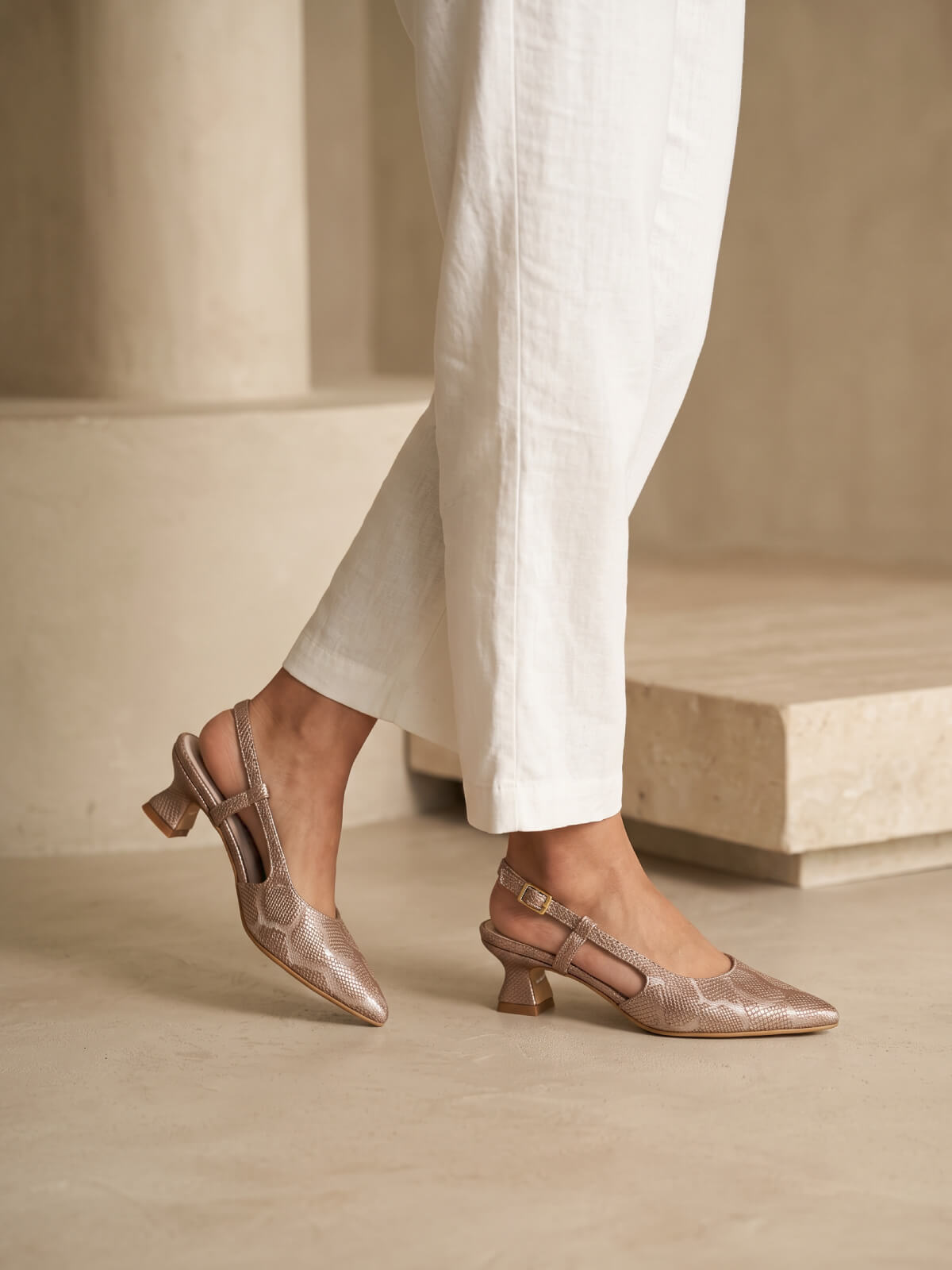 Stilettos 3 1/2 Camila en cuero para mujer con punta fina, tacón medio y diseño destalonado