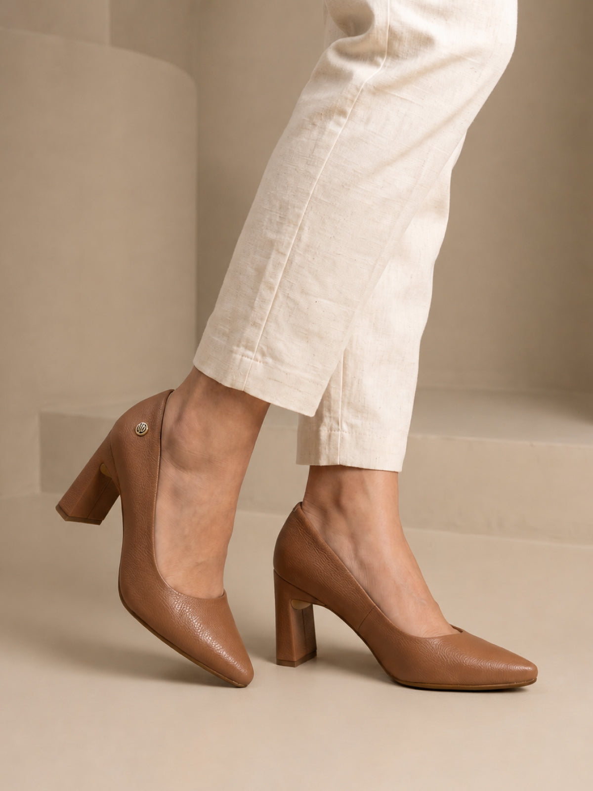Stilettos Diamantino color miel con tacón fino y diseño elegante para mujer