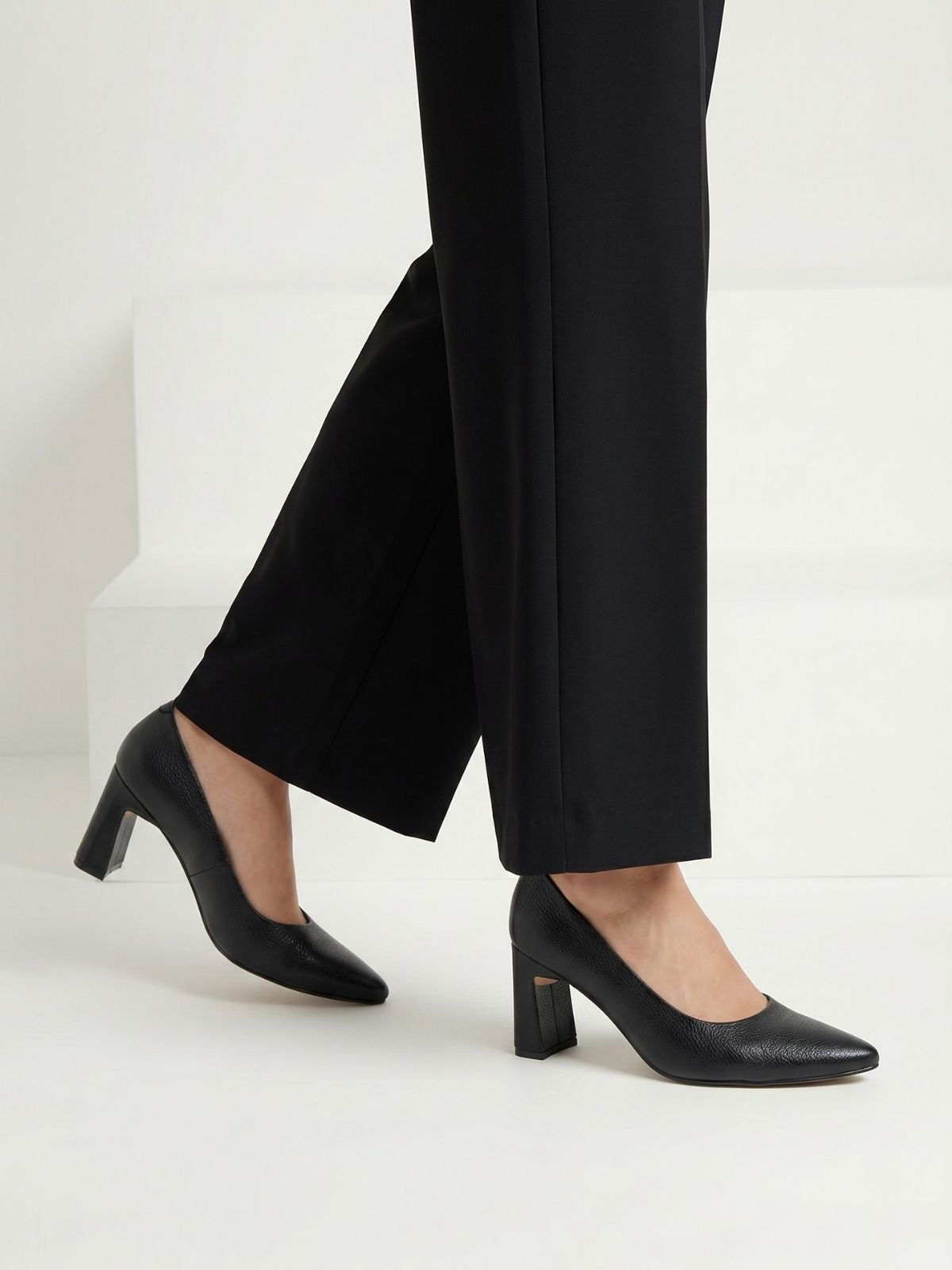 Stilettos Diamantino color negro con diseño elegante y clásico para mujer