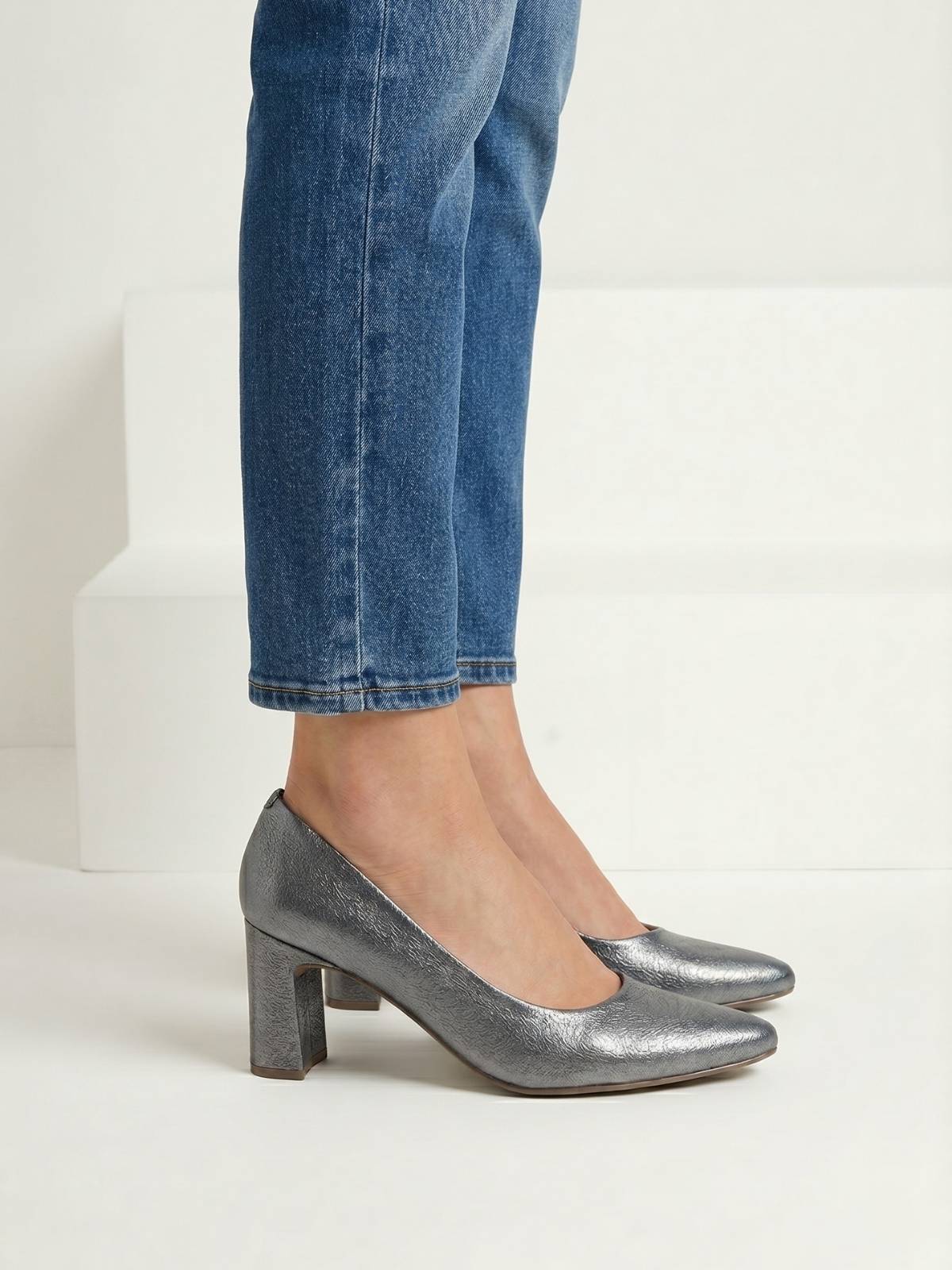 Stilettos Diamantino color plomo con diseño elegante y moderno para mujer