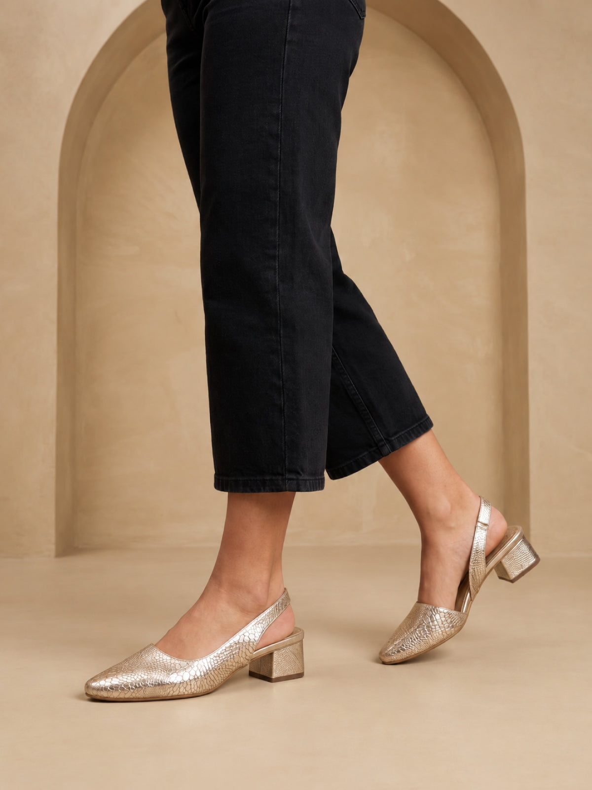 Tacones de cuero color dorado para mujer modelo Diana de Agua Luna