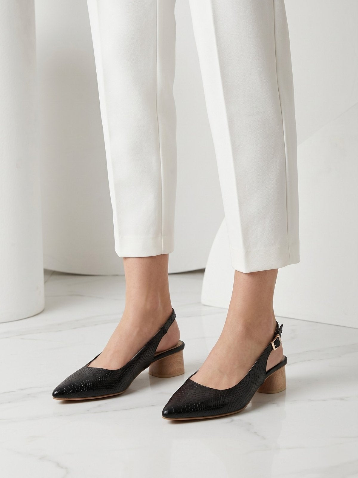 Tacones Lucia color negro con elegancia clásica para mujer
