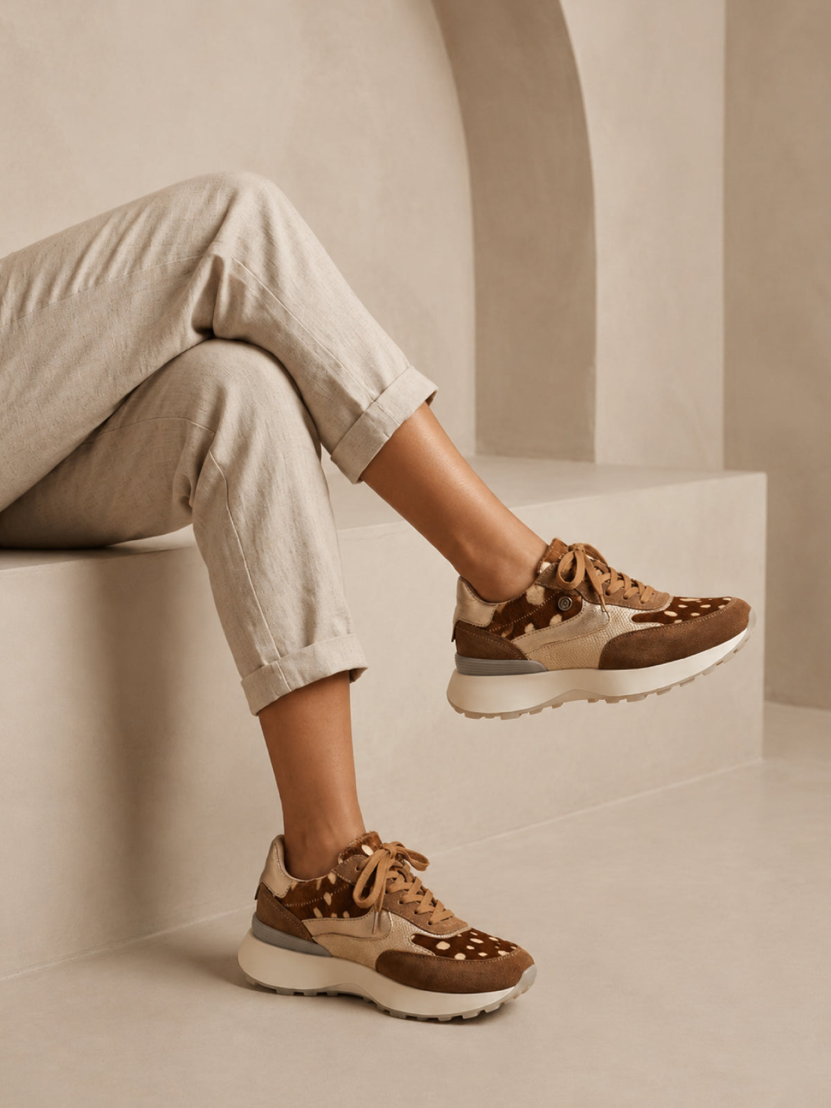 Tenis de cuero color bambi para mujer con diseño urbano y sofisticado modelo Escocia