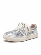 Tenis casuales de cuero metalizado color plateado para mujer