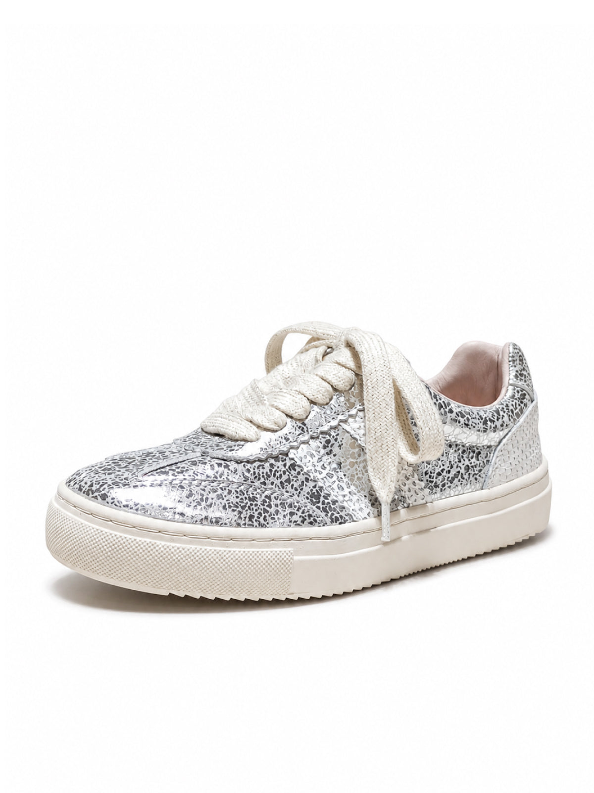 Tenis casuales de cuero metalizado color plateado para mujer