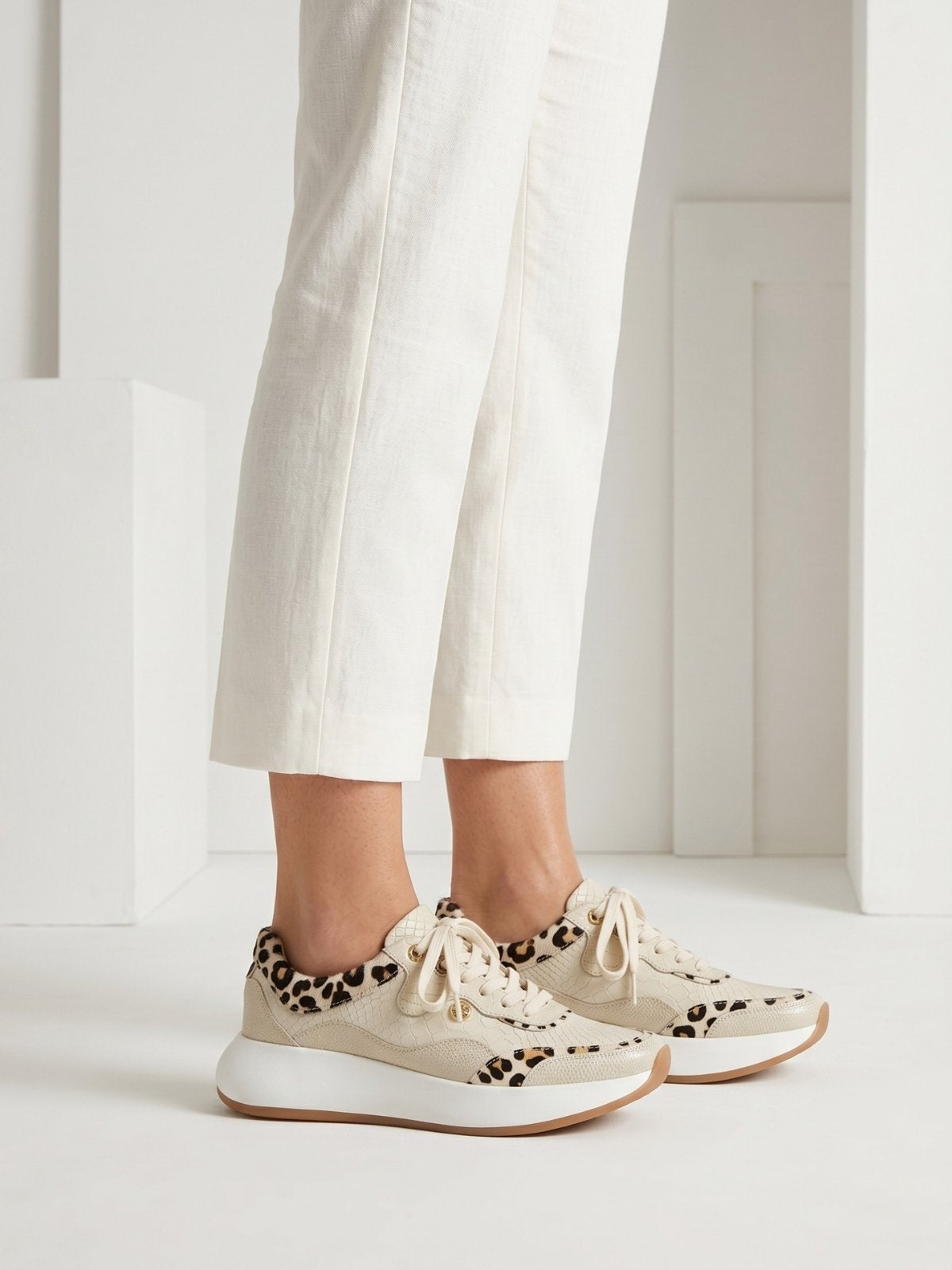 Tenis en cuero Abu Dabi color hueso con diseño elegante y urbano para mujer