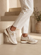 Tenis Cuero Bilbao color blanco hueso para mujer, con diseño versátil, cordones y suela de plataforma.