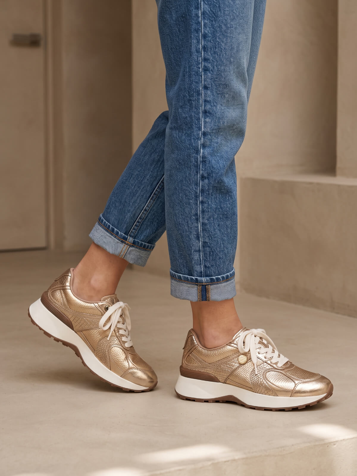 Tenis Cuero Bilbao color dorado para mujer, con diseño urbano, cordones y suela deportiva.