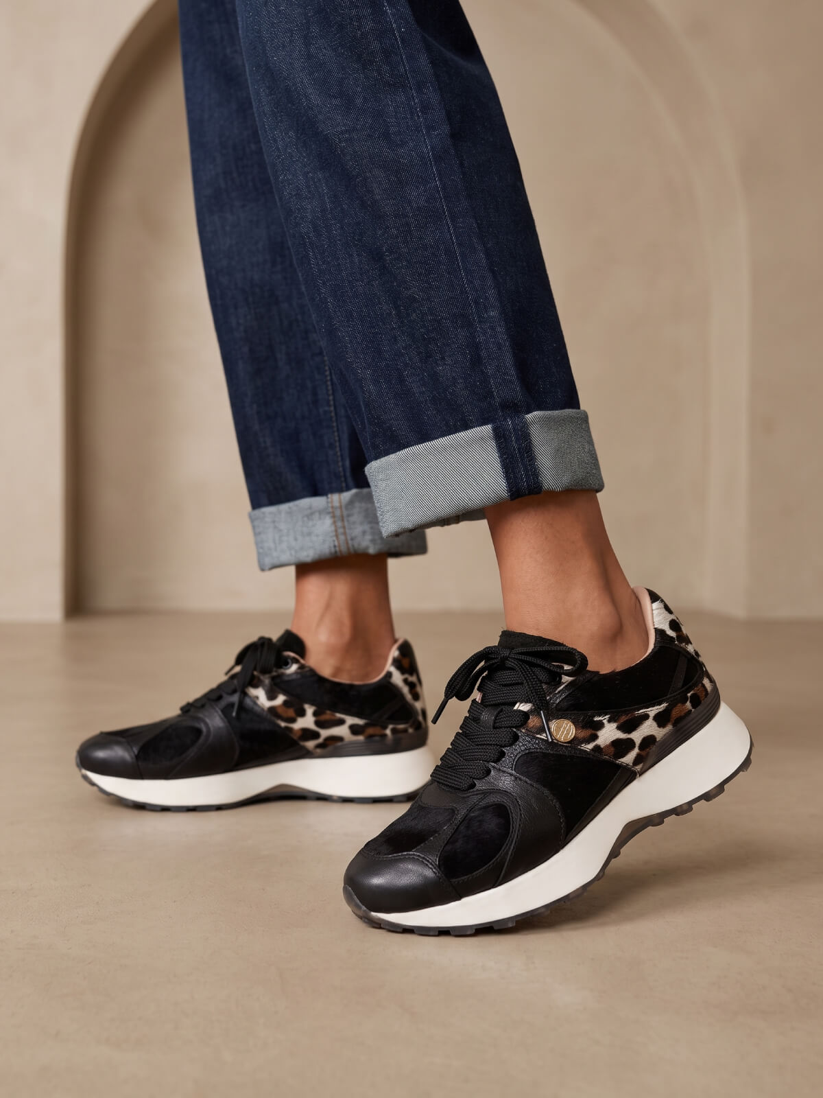 Tenis Cuero Bilbao para mujer con diseño urbano y ajuste con cordones