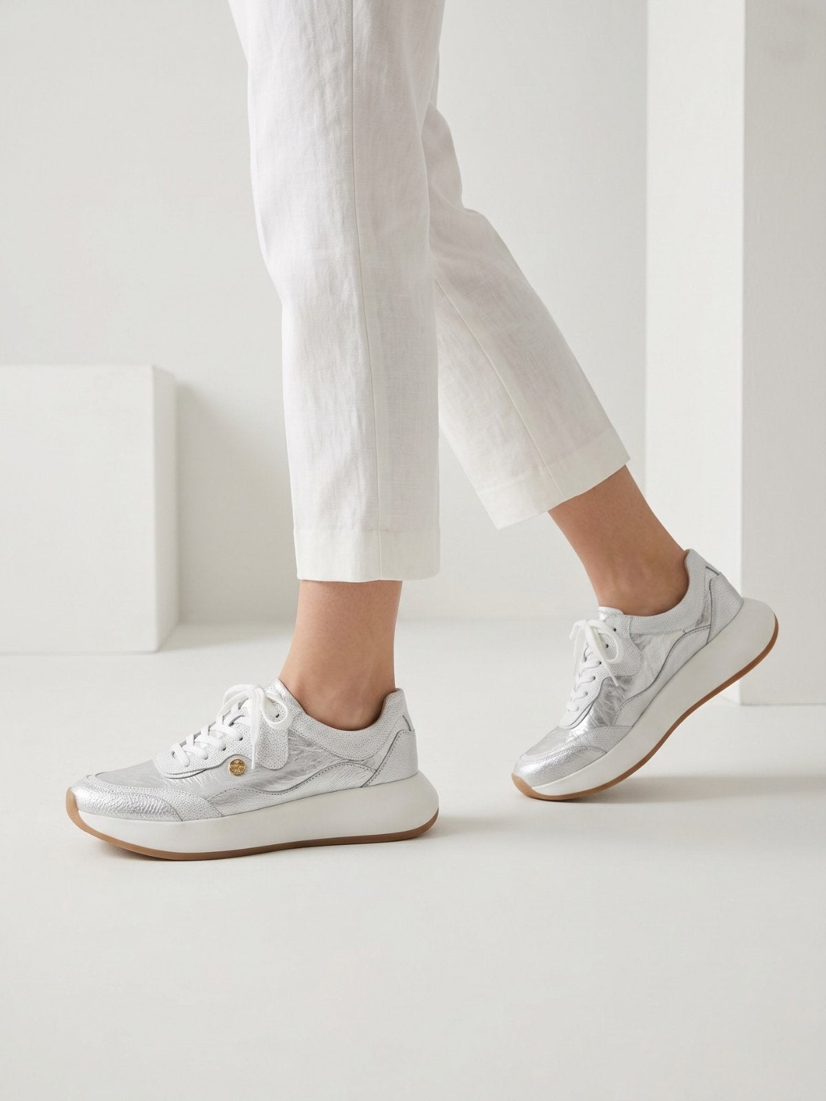 Tenis en cuero Dubai color dorado plata con estilo luxury urban para mujer