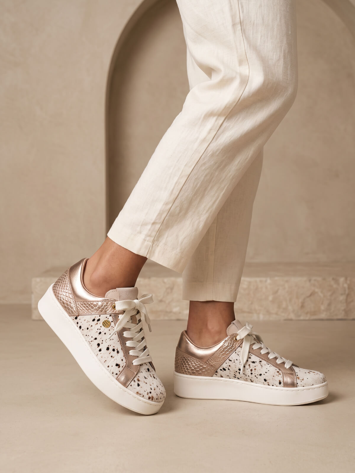 Tenis Cuero Georgia animal print para mujer, con diseño casual moderno y estilo versátil para uso diario.